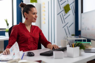 Girişimcilik bürosunda başarılı bir girişimci.