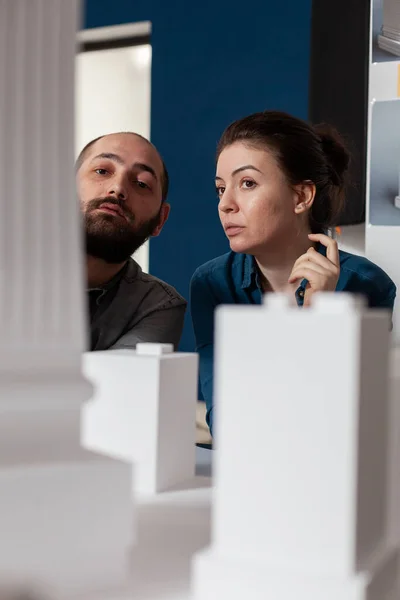Team di architetti professionisti che ispezionano il design del modello di schiuma bianca del grattacielo — Foto Stock