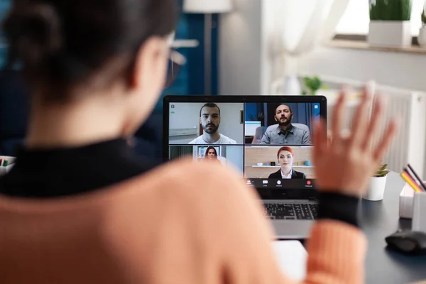 Student in een groep videocall op laptop. — Stockfoto