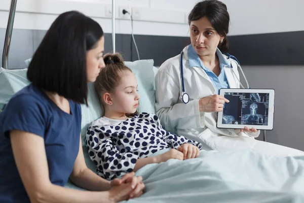 Experten på pediatrisk radiologi inom hälso- och sjukvården talar om röntgenresultat — Stockfoto