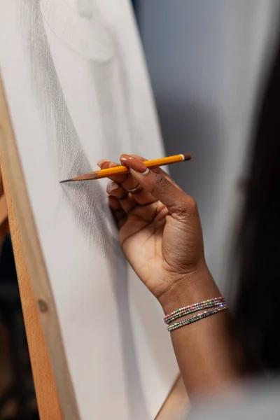 Primer plano del estudiante de arte sosteniendo a mano el lápiz gráfico —  Fotos de Stock