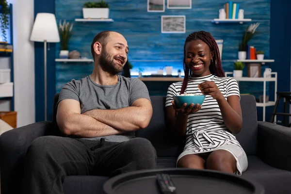 Laughing man and woman having a funny conversation — Stock Photo, Image