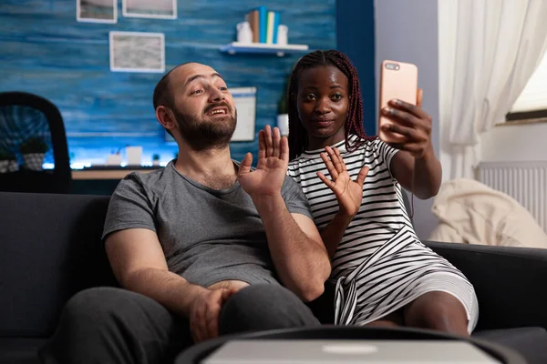 Feliz interracial casado casal acenando no telefone moderno — Fotografia de Stock