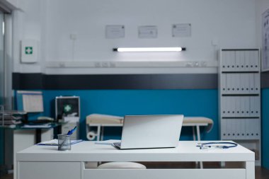 İçinde tıbbi ekipman bulunmayan boş bir doktor ofisi.