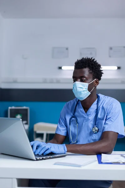 Infermiere medico ospedaliero in cerca di cartelle cliniche e documenti di trattamento — Foto Stock