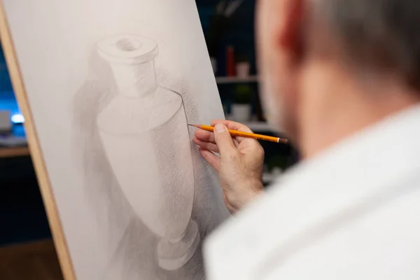 Крупный план оригинального карандашного рисунка вазы на бумажном холсте, выполненного вручную пожилым человеком — стоковое фото