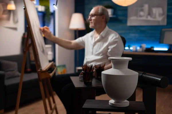 Jarrón modelo blanco en mesa de madera utilizado para el estudio de la luz por el artista jubilado dibujo utilizando lápiz afilado —  Fotos de Stock