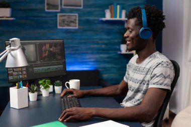 Dijital montajda çalışan video yapımcısı düzenleyici grafik efektleri yaratıyor