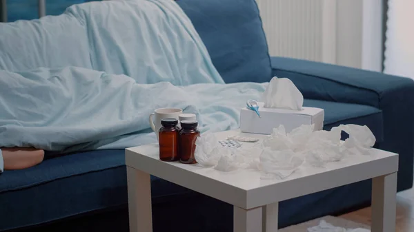 Donna con malattia virale appoggiata in coperta sul divano — Foto Stock