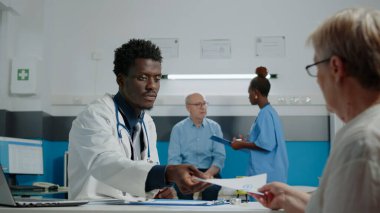 Belgelerde pul kullanan portföy doktoru