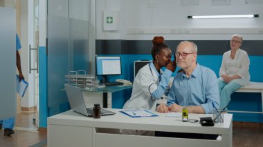 Uzman, kulak muayenesi için profesyonel otoskop kullanıyor