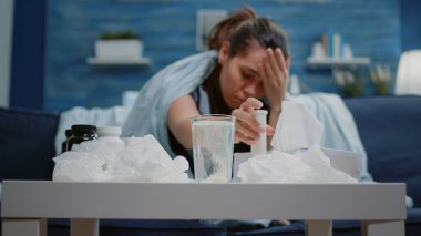 Suya coşkulu bir ilaç koyan kadına yakın durun.