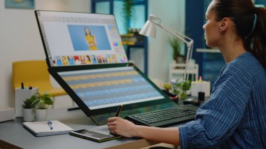 Yazılım ile resimleri rötuşlamaya çalışan fotoğrafçı