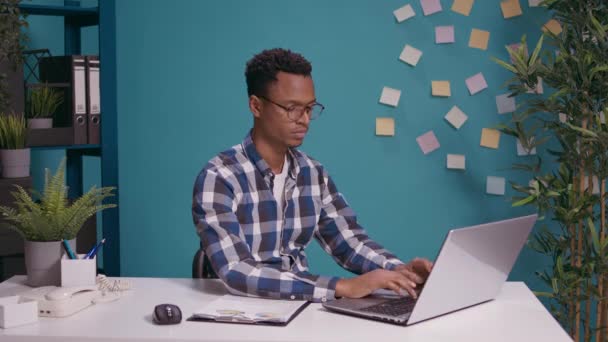 Θετική υπάλληλος δίνει αντίχειρες μπροστά από την οθόνη του φορητού υπολογιστή — Αρχείο Βίντεο