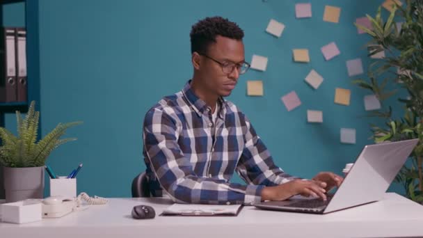 Employé déçu assis les bras croisés au travail de bureau — Video