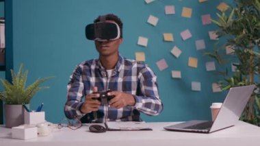 Oyun çubuğu ve video gözlükleriyle video oyunu oynayan modern kişi