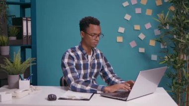 Öfkeli işçi dizüstü bilgisayardaki iş hatası yüzünden gergin hissediyor