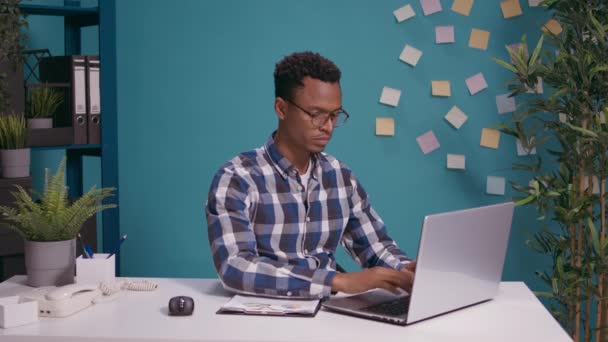 Zoufalý zaměstnanec pracující na notebooku u stolu — Stock video