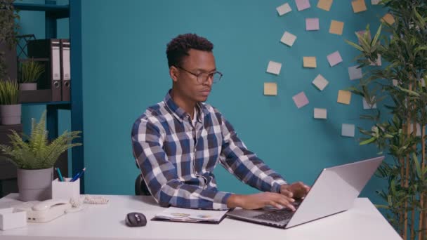 Εκπληκτική εργαζόμενος κάνει τρεις σοφούς πιθήκους σύμβολο στο γραφείο — Αρχείο Βίντεο