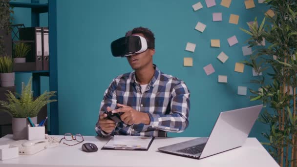 Современный человек играет в видеоигры на vr goggles и консоли — стоковое видео