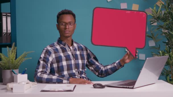 Masculino empregado segurando discurso bolha no cartão bordo — Vídeo de Stock
