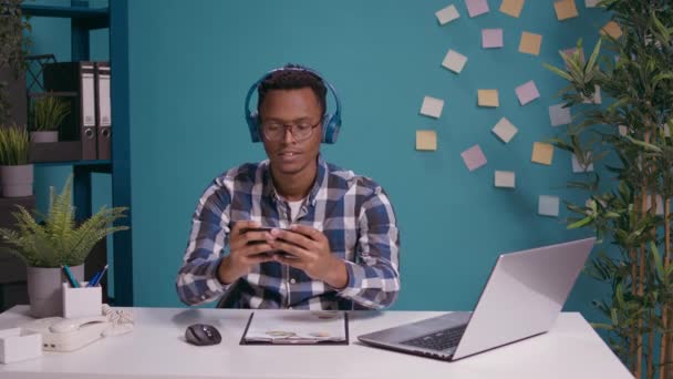 현대 의성인 이 휴대 전화를 사용하여 비디오 게임을 하는 모습 — 비디오