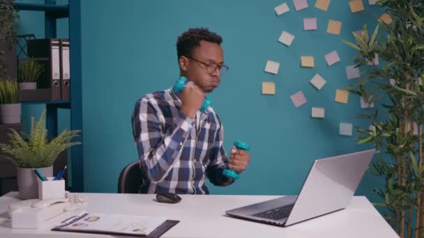 办公室工作人员用哑铃锻炼肌肉 — 图库视频影像