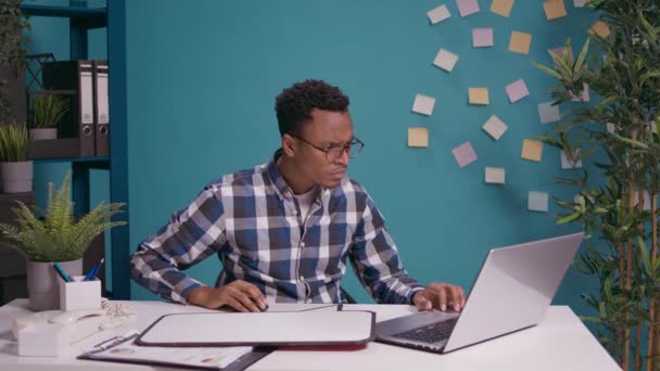 Empregado masculino segurando bolha de fala com mensagem de texto — Vídeo de Stock