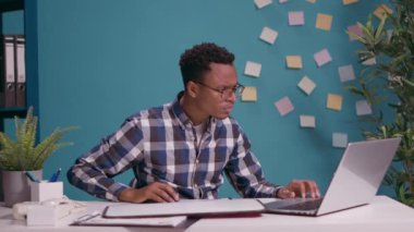 Yardım istemek için elinde konuşma balonu tutan kafası karışmış bir adam.