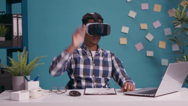 Millennial άνθρωπος χρησιμοποιώντας vr γυαλιά με 3d οπτική προσομοίωση — Αρχείο Βίντεο