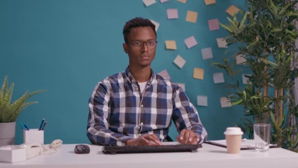 机の上にコンピュータを使ってアフリカ系アメリカ人の肖像画 — ストック動画