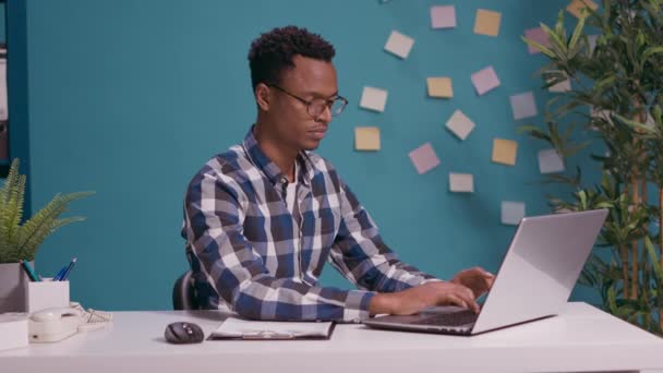 Stres freelancer uczucie zmęczony nadgodzinami pracy na laptopie — Wideo stockowe