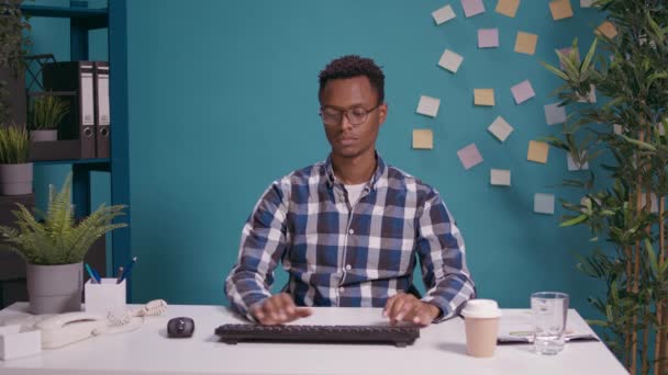 POV von Büroangestellten, die am Computer tippen und in die Kamera schauen — Stockvideo