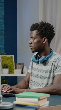 Güvenlik duvarı güvenliği için veri kodlu yazılım kullanan programcı