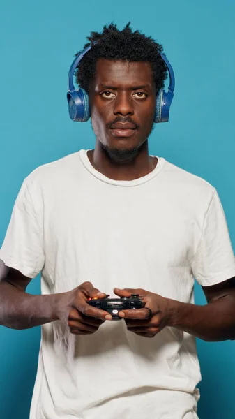 Jongeman met joystick om videospelletjes te spelen op de console — Stockfoto