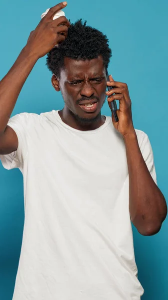 スタジオでの電話にスマートフォンを使う黒人 — ストック写真
