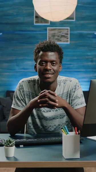 Retrato de adulto negro sentado en el escritorio con computadora — Foto de Stock
