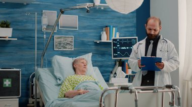 Doktor sağlık ve iyileşme için kontrol ziyareti yapıyor.