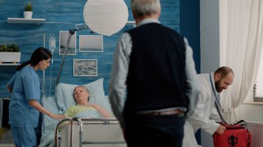 Endişeli adam, kadın ağır nefes alırken tıbbi yardım istiyor.