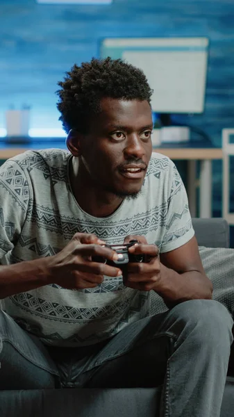 Jong volwassene verliest bij videospelletjes op TV console met joystick — Stockfoto