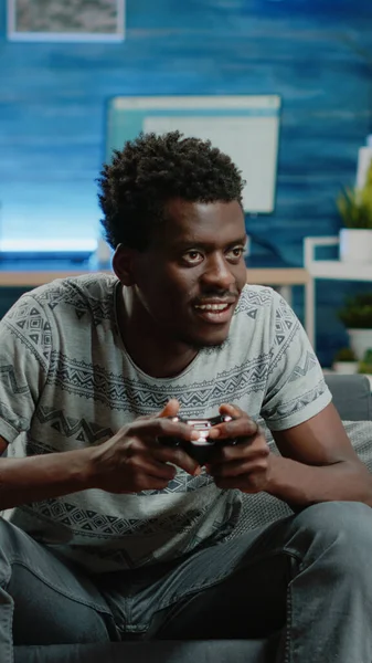 Happy man speelt videospelletjes met controller op console — Stockfoto