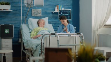 Üst düzey kadın video konferansında ailesiyle konuşuyor.