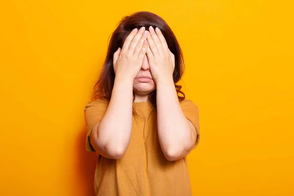 Stressad person som täcker ansikte och ögon med händer — Stockfoto
