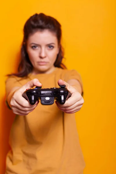 Portret van een persoon met joystick op de console voor de camera — Stockfoto