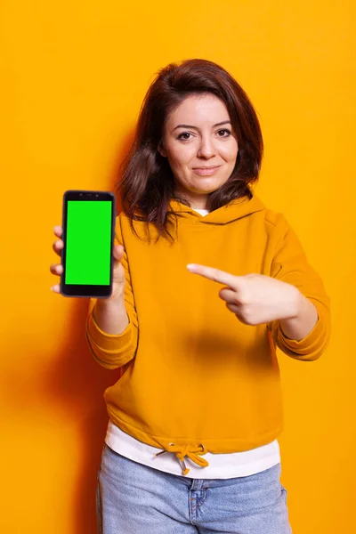 Adulto mostrando smartphone con pantalla verde vertical — Foto de Stock