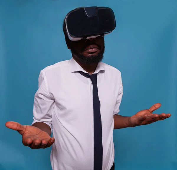 Ritratto di uomo confuso che indossa occhiali di realtà virtuale — Foto Stock