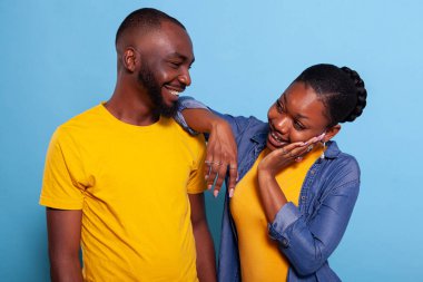 Kız arkadaş ve erkek arkadaş stüdyoda flört ediyorlar.