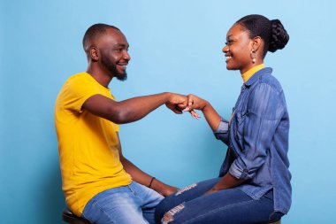 Mutlu insanlar takım çalışmasını kutlamak için yumruk tokuşturuyor.