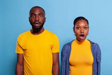 Ağzı açık bir çift beklenmedik bir haberden sonra şokta.