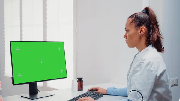 Tandläkare arbetar med horisontell grön skärm på datorn — Stockfoto
